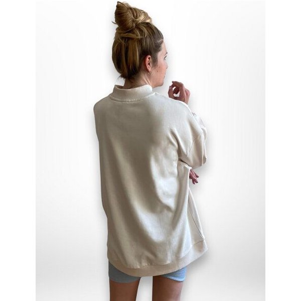 noemvri fashion label oversized Sweatshirt Turtleneck mit einem Herz auf der Brust