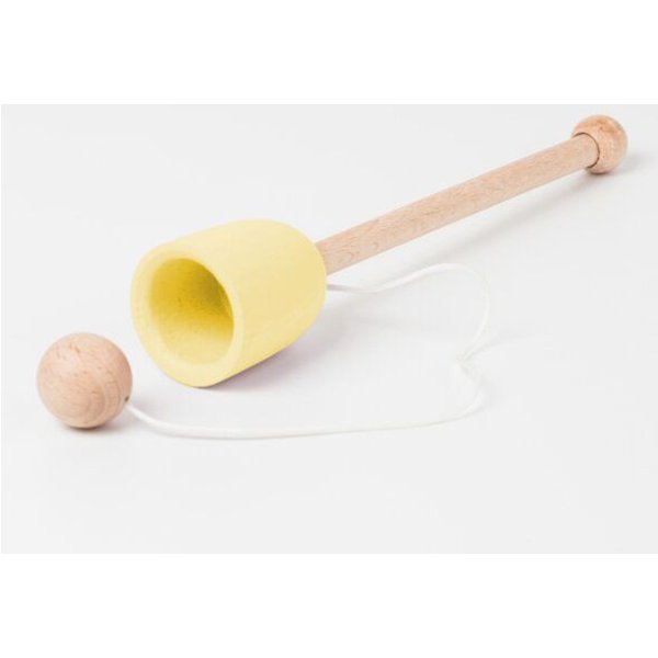 Becher und Ball aus Holz von Me&Mine