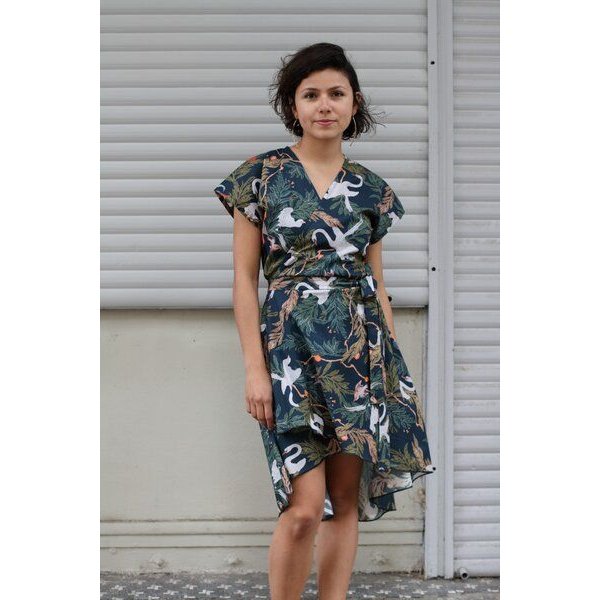 ManduTrap Wickelkleid „Feline“ aus Bio-Baumwolle mit Schwanenmuster