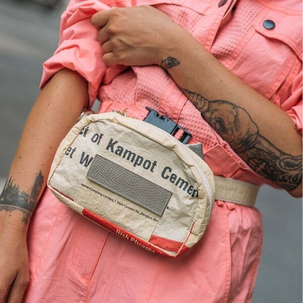 REFISHED fair fashion Bauchtasche 'BUM BAG' - upcycelte Zement- und Fischfuttersäcke
