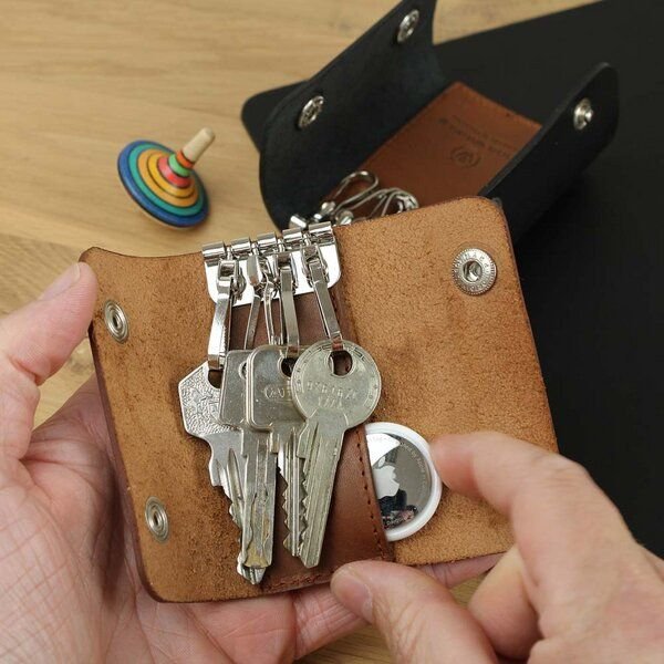GOOD WILHELM Hochwertiges Schlüsseletui aus pflanzlich gegerbtem Leder – Made in Germany, für 4 oder 6 Schlüssel, mit AirTag-Fach