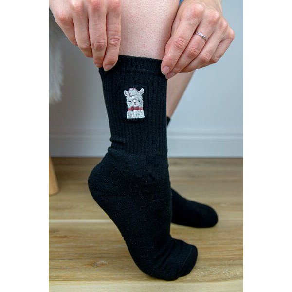 sticknic Socken mit Lama Motiv gestickt - Minimalistische Stickerei - Tennissocken - Kuschelsocken - Geschenk