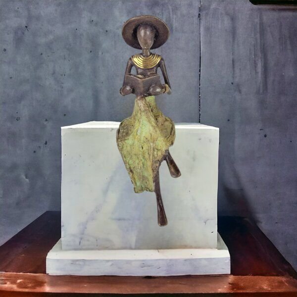 Moogoo Creative Africa Bronze-Skulptur "Lesende Frau mit Hut " by Soré