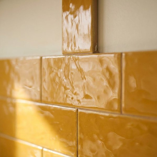 Azulejo Pared Goa Ocre Amarillo Brillo 7,5 x 20 cm | Apto para interiores