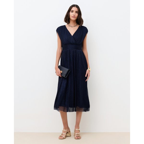 Robe midi fluide à col V et effet métallisé bleu marine — comment s'habiller et quelles coupes camouflent le ventre