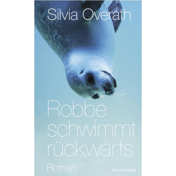 Robbe schwimmt rückwärts