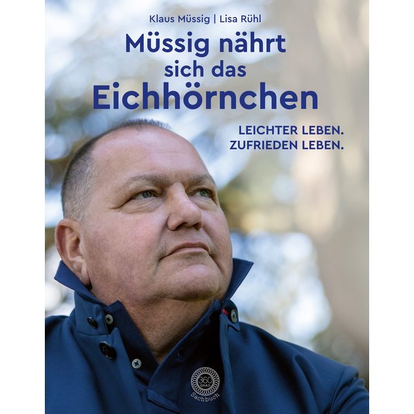 Müssig nährt sich das Eichhörnchen