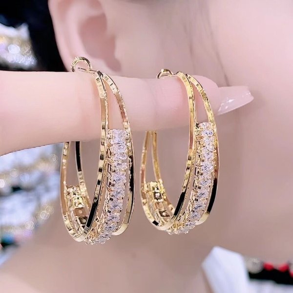 Light Luxury Elegant High-end Metal Hoop Niche Design Exquisite Suitable For Round Face Women's Earrings