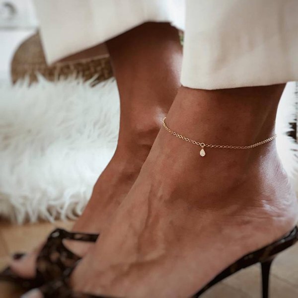 Fashionable And Minimalist Accessories, Single-Layer Water Droplet Inlaid With Diamond Ankle Chains, Female Foot-image