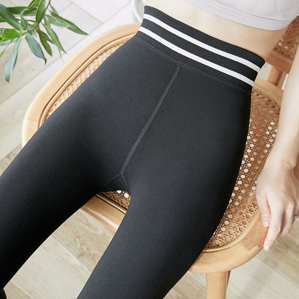 Hip Lifting Pants, High Waist, Autumn and Winter Leggings, Women's Plush and Thickened All-in-one Pants, Wearing Step on Pants Outside