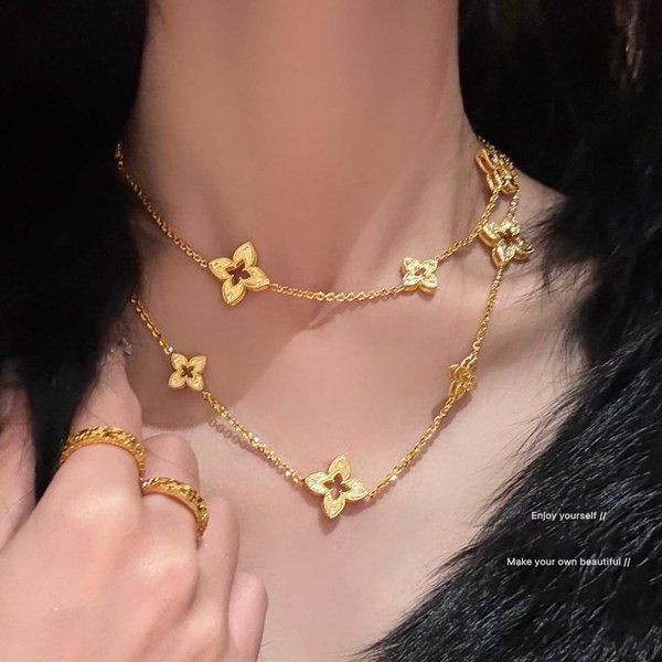 Real Gold Plated Light Luxury Zircon Stripe Rhombus Hollow Flower Necklace Fashion High-end Exquisite Jewelry For