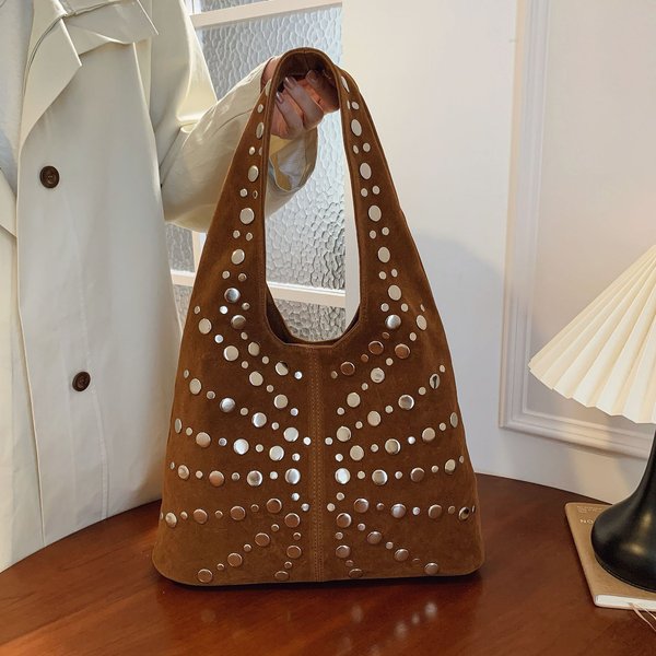 European And American Fashion Punk Style Studded Tote For Women, New Niche Personalized Bucket Bag, Versatile Commuter