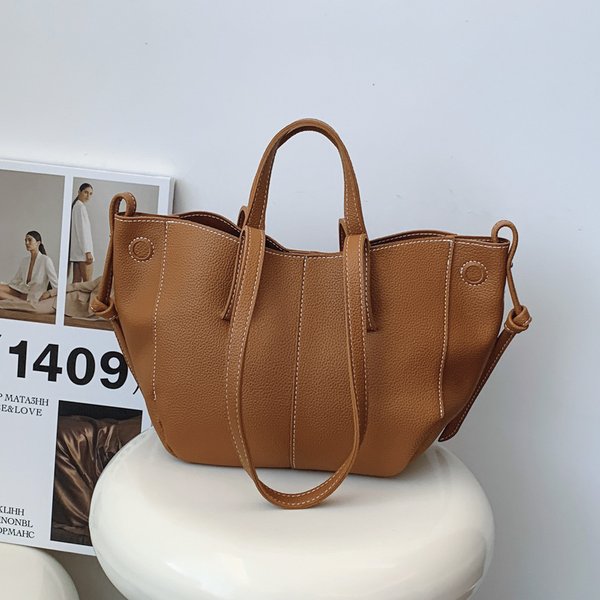 French niche design tote pleated underarm trendy high-capacity shopping, fashionable portable one shoulder commuting