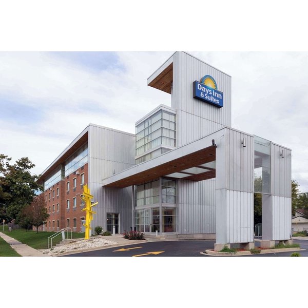 Milwaukee - Days Inn & Suites by Wyndham Milwaukee