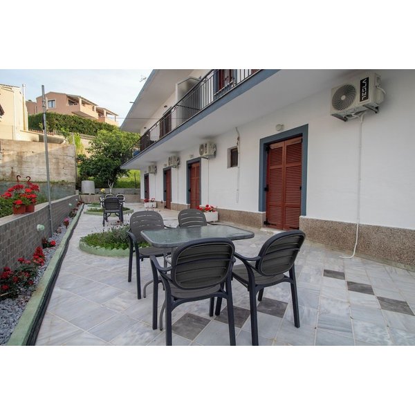 Roda, Corfu - Harrys bar & apartments