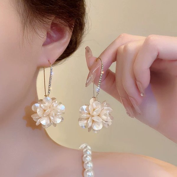 Women’S Jewelry Set Fashion Style Exquisite Diamond Pearl Flower Earrings Retro Light Luxury Banquet Stylish High End Earrings-image