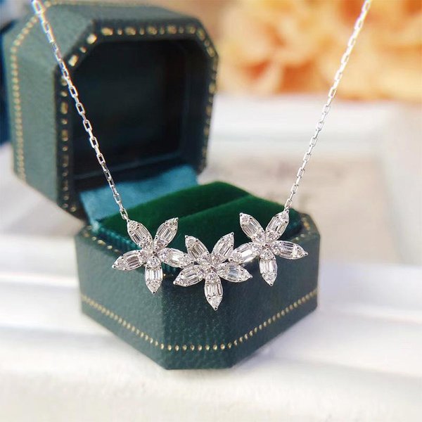 Huitan Exquisito Collar De Tres Flores Para Mujer Deslumbrante CZ RomáNtico Accesorios Nupciales De Boda Collar De Moda JoyeríA De Fiesta-image