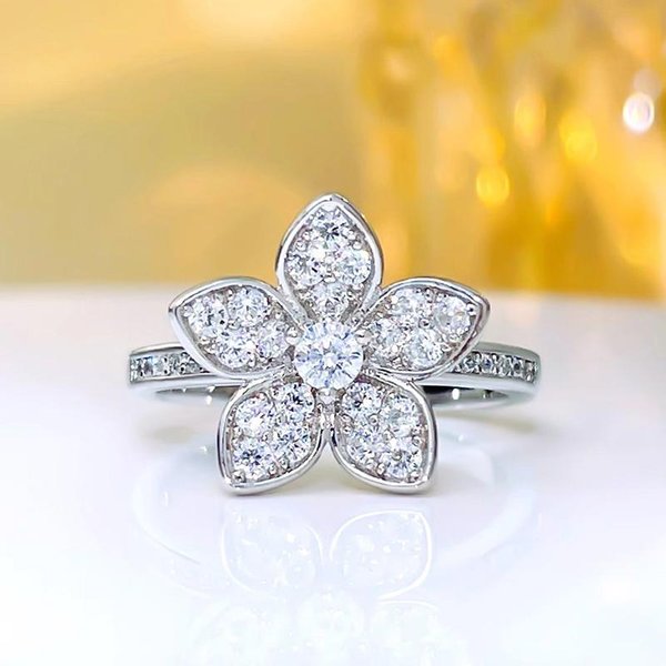 Anillo De Dedo Huitan Exquisito Con Forma De Flor Para Mujer Color Plateado Deslumbrante Circonita CúBica Accesorios De Boda JoyeríA EstéTica 7 Gray-image