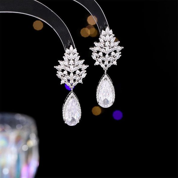 Pendientes De DiseñO Elegante De Lujo Ligero Para Mujer Con Circonita Incrustada De Gota De Agua Pendientes De DiseñO De Nicho De Moda Y VersáTiles White-image