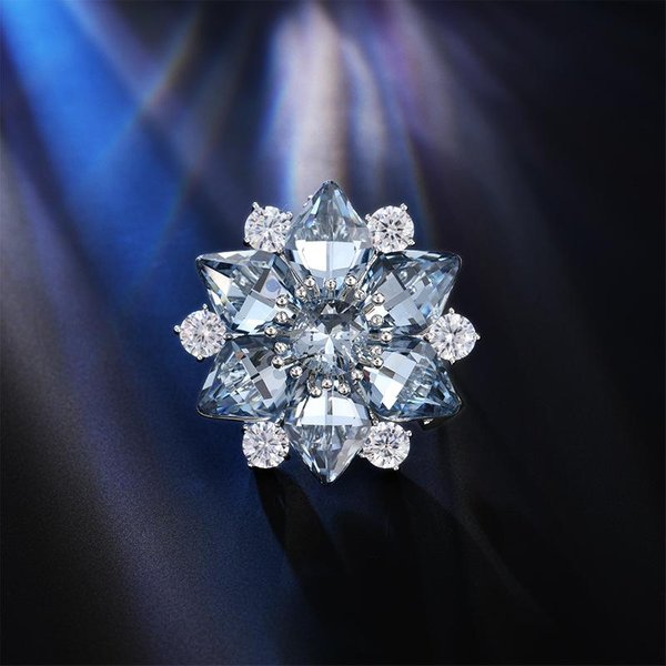 Broche Elegante De DiseñO De Lujo Ligero Para Mujer, Copo De Nieve De Zirconia, Broche De Moda Y VersáTil Con Sentido Del DiseñO Nicho-image