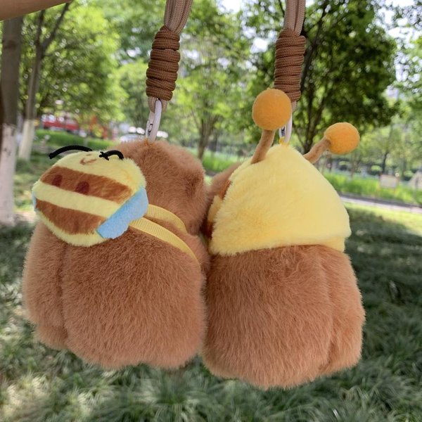Urocza Kapibara PszczołA Pluszowa Zabawka Kawaii ZwierząTka Puszysta Kapibara Breloczek MięKka Wypchana PszczołA Plecak Miotacz Macek Wisiorek Prezent Urodzinowy Beige-image