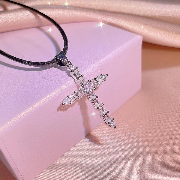 Estilo Ins JoyeríA Diamante Brillante Collar De Cruz Para Mujeres Personalidad Exquisita Sentido Del DiseñO De Nicho Cadena Para ClavíCula Para Mujeres Gray-image