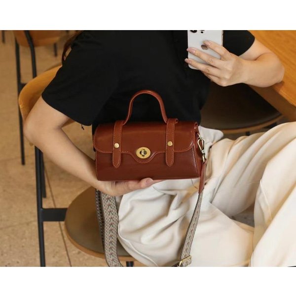 Bolso PequeñO De Cuero Popular De Verano Para Bolsos De Mujer Con Textura Casual VersáTil Cuero Vacuno De Capa Superior Curtido Vegetal Bolso De Mujer Bolso Bandolera-image