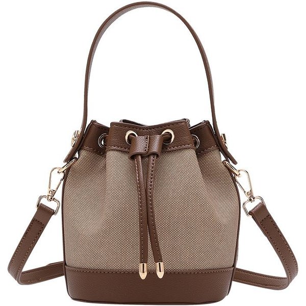 Este AñO, Los Bolsos Bandolera De Moda Son Populares Entre Las Mujeres. Estos Son Bolsos De Cubo De Alta Gama Y Nicho Gray-image
