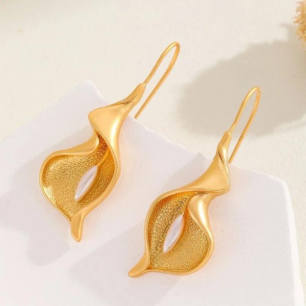 Exquisitos Pendientes De Gancho De Flor Floreciente Accesorios Simples Color Cobre Dorado Pendientes Colgantes De Planta Para Mujeres JoyeríA Beige-image