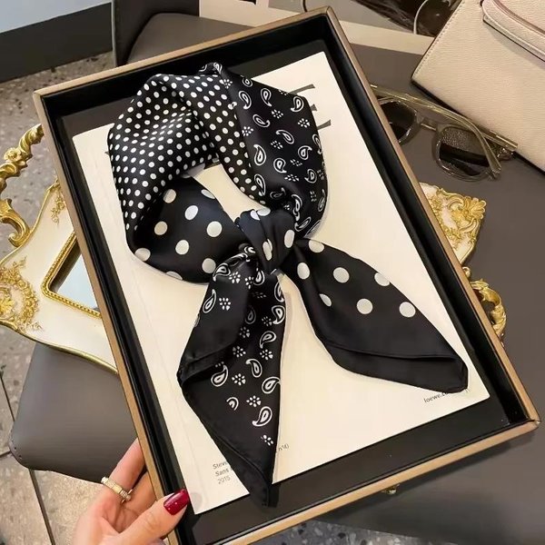 Nuevo PañUelo Cuadrado PequeñO Con Estampado Paisley Suave SatéN Tipo Seda Fino PañUelo Para El Cuello Estilo Maduro Protector Solar PañUelo Para La Cabeza Para Mujer 70X70Cm White-image