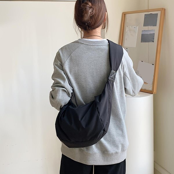 Bolso Bandolera Minimalista Chic Para Mujer Ligero, Correa Ajustable, Bolso De Hombro Tipo Dumpling De Color SóLido Negro-image