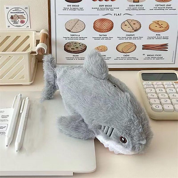 1 Szt. Uroczy Pluszowy PióRnik Rekina ArtykułY Papiernicze ArtykułY Szkolne Lalka Kawaii PowróT Do SzkołY Torba Do Przechowywania Torba Na DłUgopisy ArtykułY Papiernicze 1PCS Gray-image