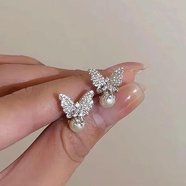 Pendientes De BotóN De Mariposa Delicados Huitan Con Perla De ImitacióN Chic Elegante Temperamento JoyeríA Para Fiesta RomáNtico Novedoso Accesorios Para Las Orejas Gray-image