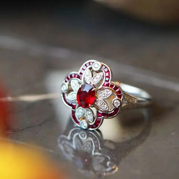 Anillos De Rubí Rojo Incrustado De Alta Calidad Para Mujer Vintage Flor Calada Exquisitos Amuletos Banquete JoyeríA De Boda Resizable-image