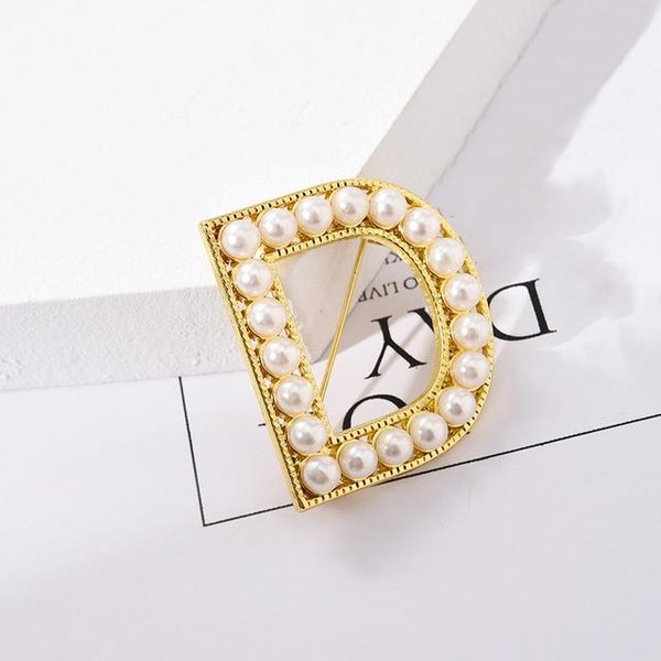 Broche De Perlas Con Letras Inglesas Color Dorado Para CáRdigan Camisa Solapa Pin Broches Corsage Para Mujeres Accesorios De Ropa JoyeríA-image