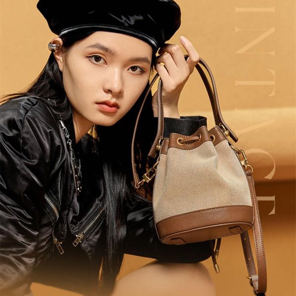 Este Bolso Cubo De DiseñO Exclusivo Irradia Un Sentido De SofisticacióN Para Mujeres. Es Un Bolso De Mano PequeñO Para El Trabajo, Un Bolso De Lona Para Llevar En La Mano Y Cruzado MarróN-image