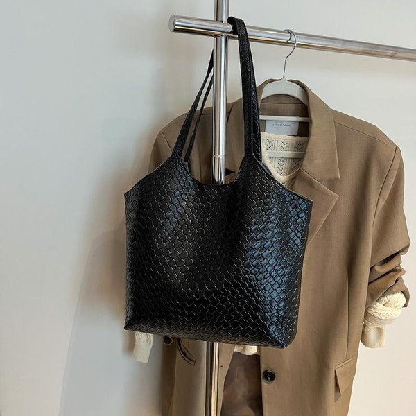 Bolso De Hombro De Gran Capacidad Para Mujer En Verano Nuevo VersáTil Bolso Para Ir Al Trabajo Bolso De Axila Bolso Tote Popular De Moda-image