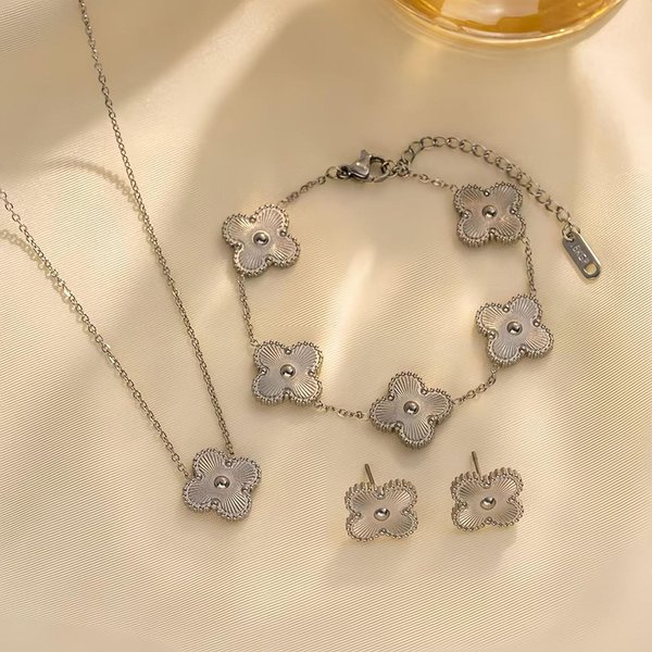 Set Popular De TréBol De Cuatro Hojas De 13 Mm Acero De Titanio No Se Desvanece Conjunto De Collar, Pendientes Y Pulsera 18K Beige-image