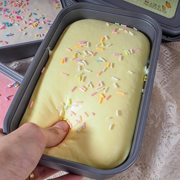PudełKo Z Ciastkiem Squishy Do śCiskania Z Kolorowymi Posypkami Super MięKkie Powoli WracająCe Do KształTu Sensoryczna Zabawka Antystresowa Fidget Na Prezent Imprezowy-image
