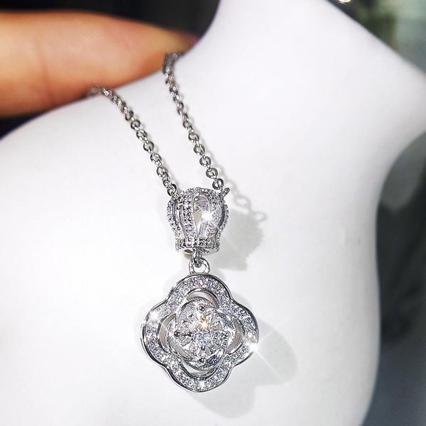 Collar De TréBol De Cuatro Hojas Para Mujer VersióN Coreana Colgante Simple De Lujo Ligero Nueva Cadena Para SuéTer Accesorios-image