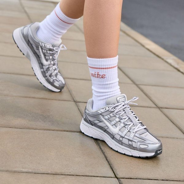 Nike P-6000 Gris Niebla MetáLico Gris FríO (De Las Mujeres) 39 White-image