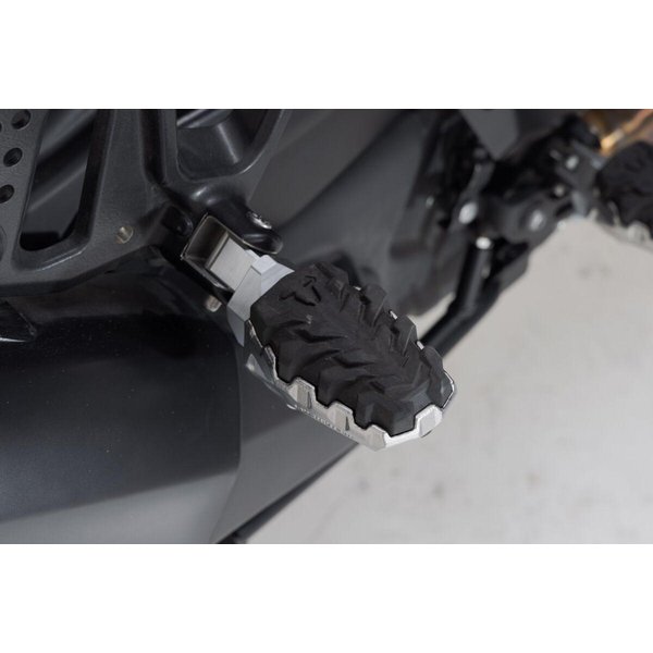 FRS.18.112.10100 - SW Motech Evolution Footpegs For Bajaj Avenger 220 2011 - Black/Silver
