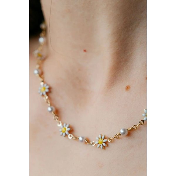 The Colourful Aura Women's Colourful White Indie Boho Daisy Sun Flower Pearl Choker Floral Summer Necklace in Gold | Size: 14 inches