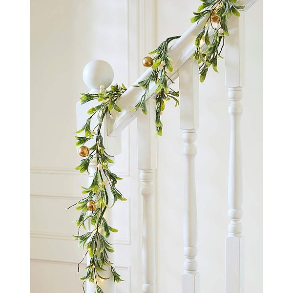 Pre-Lit Mistletoe Garland