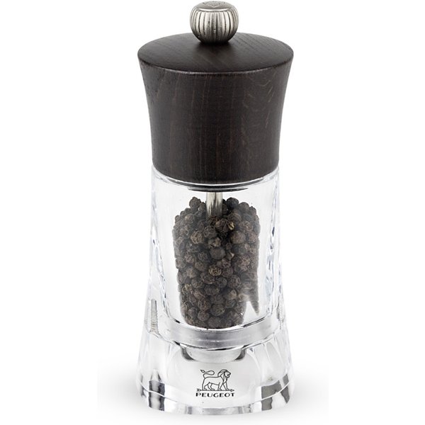 The Peugeot Oléron pepper mill in a chocolate-finished wood, which balances beautifully with a transparent body, holds no secrets and openly invites you to discover more about the full potential of your pepper from the moment it is crushed and the aromas are released. Oléron