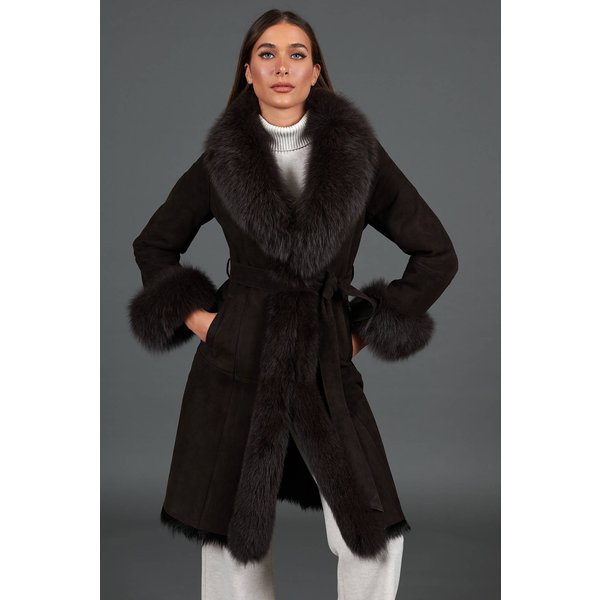 Manteau en mouton suedé marron foncé avec bordure en fourrure de renard