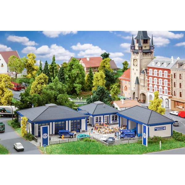 THW-Gebäude mit Fahrzeughalle - Monatsmodell