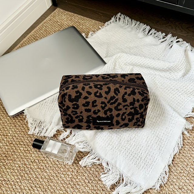 A leopard print makeup bag, lipstick bag, large-capacity cosmetic storage bag
