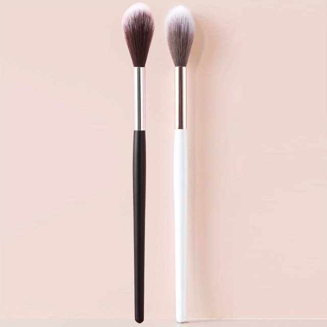 Highlighter Brush, Tapered Face Makeup Brush For Powders And Creams