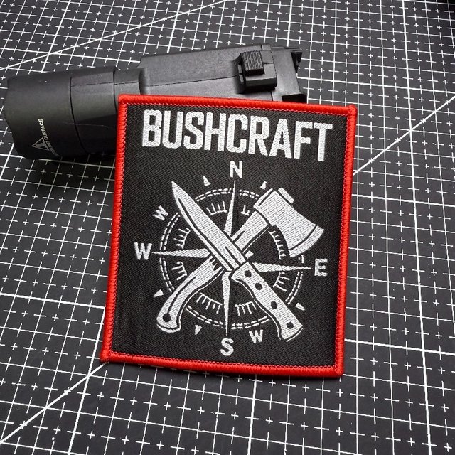 Patch brodé tactique Bushcraft avec boussole, hache et couteau, avec fixation auto-agrippante, badge de survie EDC pour sac à dos, gilet, équipement de plein air